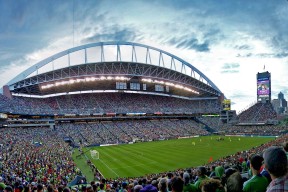 国际无人机综合博览会期间 举办FPV竞速表演赛 为观众科普飞行知识